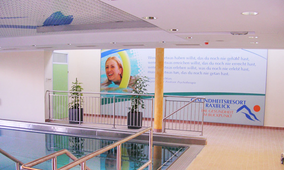 Werbewand mit Digitaldruck im Schwimmbad